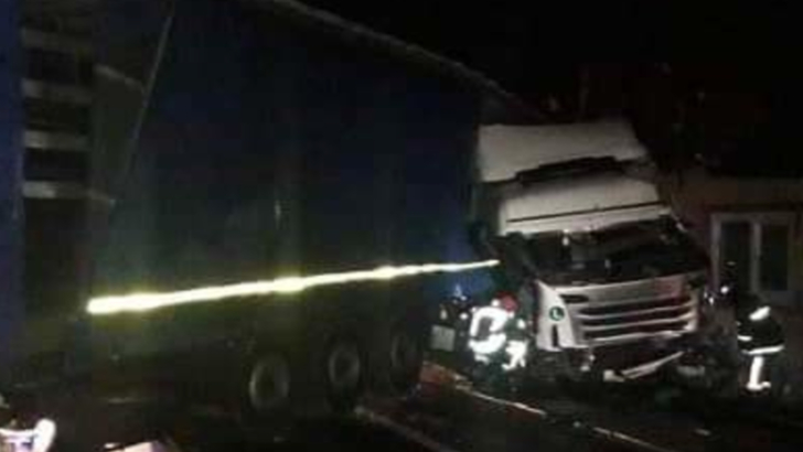 Un autotren a intrat într-o casă, la Vama, în Suceava! Șoferul a fost grav rănit